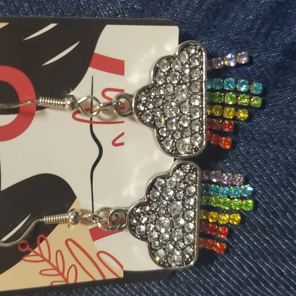 Rhinestone cloud Dangle earring - Picture 6 of 6